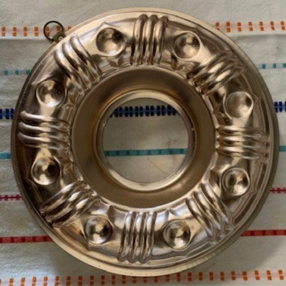 Vintage Round Copper Ring Mold with hanger - Jello or Molded Salads - 1960s - Picture 5 of 6